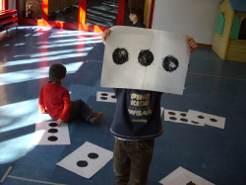 Il dado e le tessere utilizzate nel gioco sono state costruite insieme ai bambini