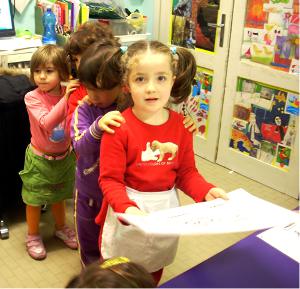 Il cameriere chiama in fila dietro di sè i bambini del proprio tavolo