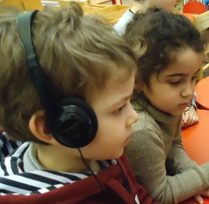 Ascolto in cuffia di un brano musicale