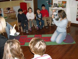 Una mamma racconta una storia in lingua straniera