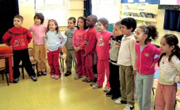I bambini provano tutti insieme a pronunciare il suono "R"