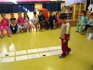 Un bambino esegue il ritmo passeggiando sulla partitura