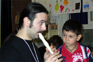 L'insegnante suona la melodia inventata con i bambini