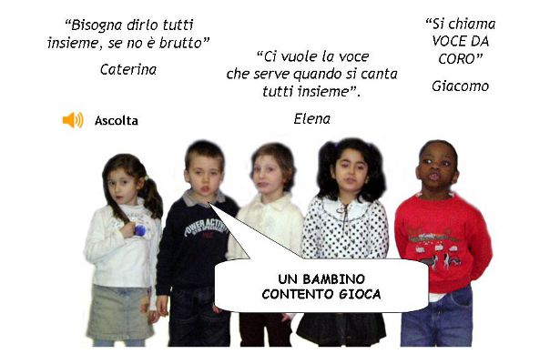 Un bambino contento gioca