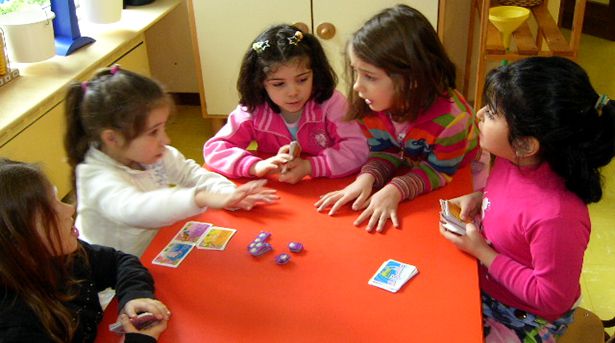 Conversazione tra bambine nella "LINGUA RINGHIA" da loro inventata