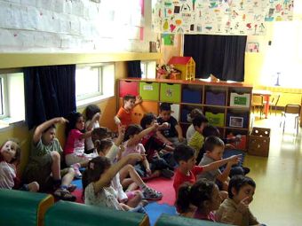 Durante l'ascolto i bambini seguono col dito l'andamento melodico del canto